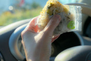 「片手でおにぎり食べながら」運転、違反の恐れ