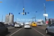 ウクライナで走行中の車にミサイルの残骸が落下する瞬間を車載カメラが撮影！