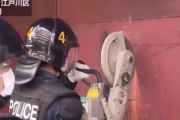 【動画】日本警察　中核派の拠点へエンジンカッターを使いど迫力の強行突入