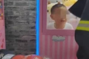 子どもがクレーンゲームの中に入り込み出られなくなる、消防隊が出動！