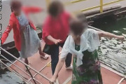 【動画】中国、おばちゃん三人が浮橋の上で悪ふざけ ⇒ 浮橋転覆して海にドボーン！