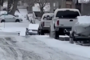 こんな場所に車を止めるなんてあり得ない？雪道で駐車するときは気を付けよう。海外の反応