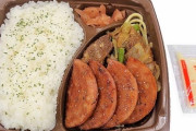 【悲報】セブンイレブンさん、遂にソーセージが主役のお弁当を出してしまうww
