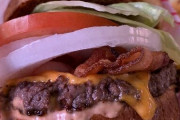【画像】アメリカの7500円もするハンバーガー、マジでヤバすぎる…