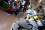 【動画】 電車内でドアを蹴りまくる謎の気狂い男を激撮　乗客が慌てて逃げ惑う