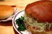 【画像】コメダ珈琲のハンバーガー、デカすぎるw
