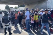 海外「メキシコの封鎖を破ってアメリカに押し寄せる大規模な移民団」