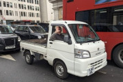 【画像】ロンドンの街中で、日本の「軽トラ」が目撃される… → これは違和感しかないｗｗｗｗｗ