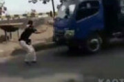 【動画】 チンピラさん、トラックに喧嘩を売り大敗北・・ エグい衝撃動画が流出