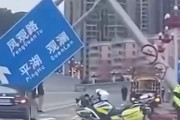 【動画】中国あるある、高速道路で案内標識が倒れ乗用車にズドーーン！