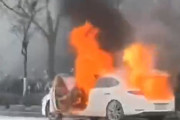 【動画】中国あるある、走行中の電気自動車がまた爆発炎上！運転手は大火傷！