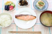 【悲報】デブぼく、「普通の食事量」を見て泣く...