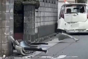 【動画】塀に車体を破壊されながらも進み標識に激突…接触事故から逃走するジジイの暴走車がヤバすぎるｗｗｗｗｗｗｗ