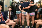 【画像有】ノーパンで地下鉄に乗るノーパンツデー、今年も開催。イギリス