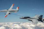 米海軍、開発を進めている無人機MQ-25がF/A-18Fへの空中給油に初成功
