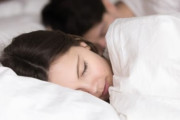 【恋愛】女さん「彼氏が一緒に寝ているとき体をまさぐってきて気持ち悪いです　同意のない行為は性犯罪だと思うのですが」