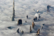 【画像】ドバイの高層タワー、高すぎて雲を突き抜ける