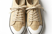 ￥980の『ワークマン』ベージュスニーカーが「使える」と話題
