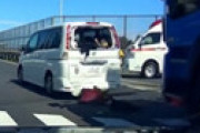 【動画】 交差点で救急車に道を譲ったミニバン、大型ダンプに突っ込まれる・・ 衝撃ドラレコ動画が話題に
