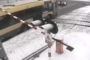 【動画】バスの運転手が遮断器が降りかけた踏切に侵入し乗客がパニックに。