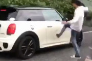【動画】連休中の最中、高速道路上で道を塞いで止めた車をひたすら蹴っている男が撮影される