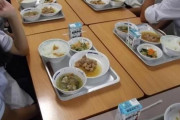 韓国人「日本VS韓国の給食」韓国人が「日本の給食」を見て衝撃！韓国人が驚いた点がこちらです‥ﾌﾞﾙﾌﾞﾙ　韓国の反応