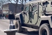 【動画】装甲車に立ちはだかる男。米ミネアポリスで天安門ごっこが始まる。