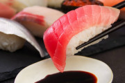 日本人、もはや寿司を箸で食べるのが当たり前になってしまう…