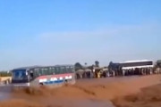 【動画】アフガニスタンで洪水に突っ込んだ乗客満載のバスが流されてしまう。