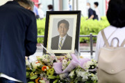 安倍氏銃撃現場の献花台近く、銃のようなものを持った若い男数人現れる