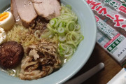 【画像】ワイの余りものラーメン、完成する