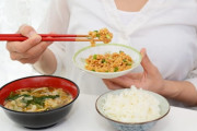ご飯、納豆、味噌汁 ← ここに一品加えて完璧にしろ