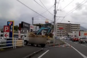 【宮崎】荷台にユンボを載せている事を忘れたトラックがマックスバリュ清武店の入り口を破壊してしまうwww