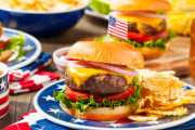 【悲報】アメリカ人「ハンバーガーとホットドッグはドイツ料理、ピザはイタリア料理、フライドチキンはフランス料理だって？」