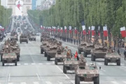 フランス軍が2年ぶりにシャンゼリゼ通りで軍事パレード…新迷彩はブラウンの単色塗装に！