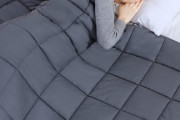 【衝撃】「重い毛布」を使うとぐっすり眠れる説、科学的に証明か
