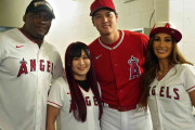 大谷翔平、珍しく美女に囲まれるオフショ…正体は米で活躍の有名女子プロレスラー「可愛すぎ」と反響