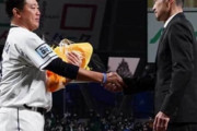 イチローのサプライズ登場に松坂大輔が号泣　花束贈呈→颯爽退場にスタンドも騒然