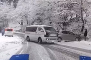 【動画】箱根行く民まったく学ばない。雪が降った箱根の道がひどいドラレコ。