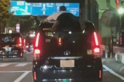 【動画あり】酔っ払いのおっさん(26)、こっそりタクシーの屋根にひっついて1kmタダ乗りしてしまうｗｗｗ
