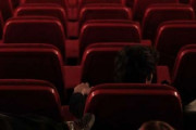 【悲報】映画上映中にスマホを見てしまう若者が続出「2時間は耐えられない」