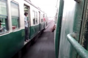 【動画】あっ！乗り間違えた！並走する電車に飛び移った男。