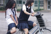 【画像】こんな短いス力一卜で自転車に立乗りしちゃう女の子