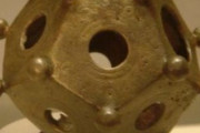 【考古学】1600年以上前に作られた用途不明の謎の人工物「ローマの中空十二面体」の一部がベルギーで発見される