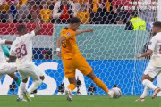 【W杯】相手、強すぎるよ…開催国カタール、強くて大きいオランダに圧倒される ゴール奪われ顔を覆う切ないサポーターも「無慈悲なゴール」「泣かないで」