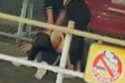 【動画】 歌舞伎町、路上で女子が男をボコボコに・・!？ 衝撃動画が流出