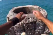 【動画】怖い。突堤の端に残された謎の穴に潜るチャレンジャー。