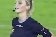 【悲報】美女レフェリーさん、試合中紛らわしい行為をして炎上