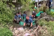 ゴミで埋め尽くされた川が綺麗になっていく…インドネシアの200の河川に挑む120人の清掃戦士たち