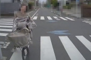 【動画】チャリで爆走中の女さん、歩道の「オッサン」に跳ね返されて自滅してしまう・・・・